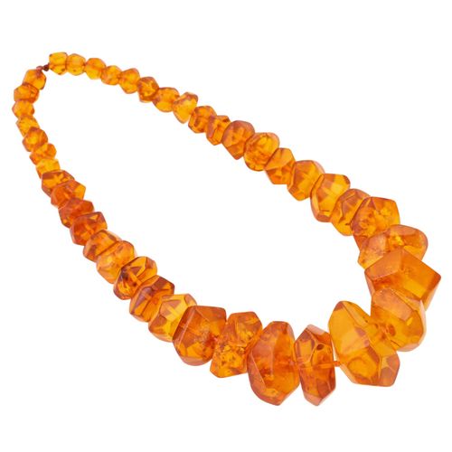 Konvolut 2 Ketten, Bundle 2 necklaces: 1x amber, L: ca. 49 cm, slight signs of a&hellip;