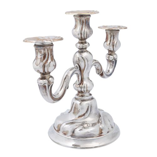 3-flammiger Kerzenleuchter, versilbert, 20./21. Jhd. 3-flame candlestick, silver&hellip;