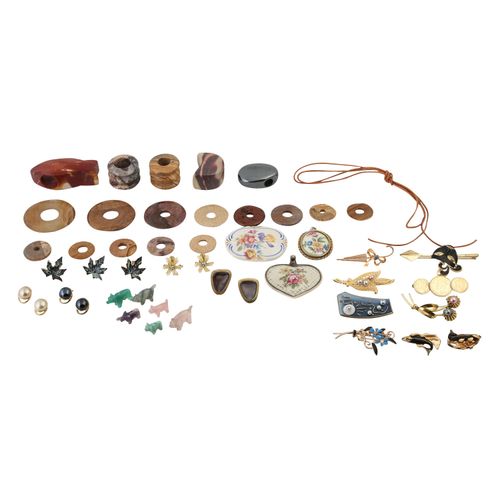 Konvolut aus Modeschmuck, 一捆时尚首饰，包括1个带有18个石头元素的皮筋，1个瓷质胸针，2个瓷质吊坠，7个胸针，1对袖扣，4对耳夹，1&hellip;