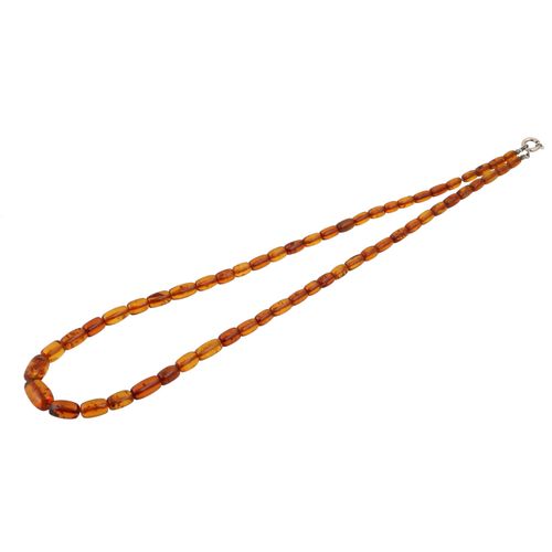Konvolut aus 4 Bernsteinketten, 一捆4条项链，琥珀，长：51/64/70/75厘米，20世纪下半叶，有磨损痕迹。