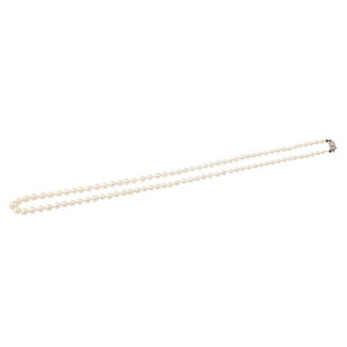 Konvolut aus 6 Zuchtperlketten Bundle of 6 necklaces made of cultured pearls in &hellip;