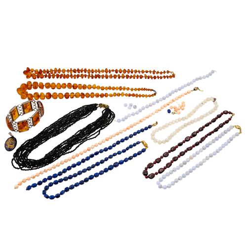 Konvolut 11-teilig, 11-piece bundle of 9 necklaces made of gemstones e.G. Amber,&hellip;