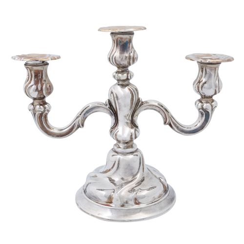 3-flammiger Kerzenleuchter, versilbert, 20./21. Jhd. 3-flame candlestick, silver&hellip;