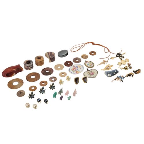 Konvolut aus Modeschmuck, Lot de bijoux fantaisie comprenant 1 bandeau en cuir a&hellip;