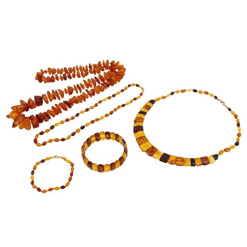 Bernsteinkonvolut 5-teilig, Lot de 5 pièces de bijoux en ambre comprenant 3 coll&hellip;