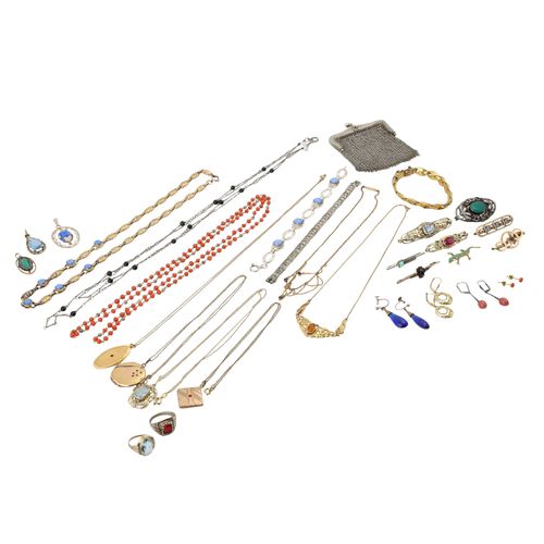Konvolut aus 30 Teilen Modeschmuck, 一捆30件时尚珠宝，包括8个胸针，4对耳环，2个53/57号戒指，3个吊坠，3个手镯，5&hellip;