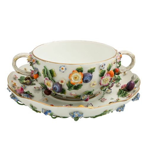 MEISSEN Deckelterrine auf Présentoir, 1. Wahl, 19. Jh. MEISSEN lidded tureen on &hellip;