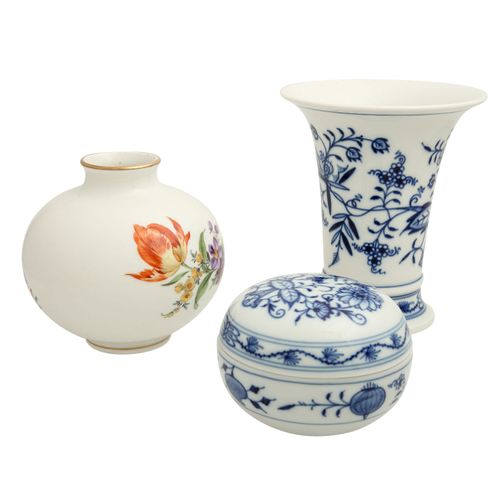 MEISSEN 3-tlg. Konvolut, 1. Wahl, 20. Jh.: 迈森3件套，第一选择，20世纪：1个球形花瓶，带多色花画，高约10.5厘米&hellip;