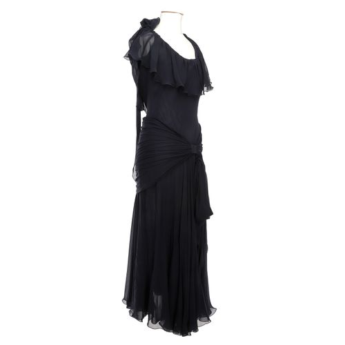 MOSCHINO COUTURE Abendkleid, Gr. Ca. 36. MOSCHINO COUTURE连衣裙，尺寸36。装饰性的褶皱和切割。除了一条&hellip;