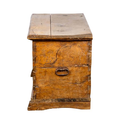 Barock-Truhe BAROQUE CHEST

Hesse, 18th century, carved oak, box form on runners&hellip;