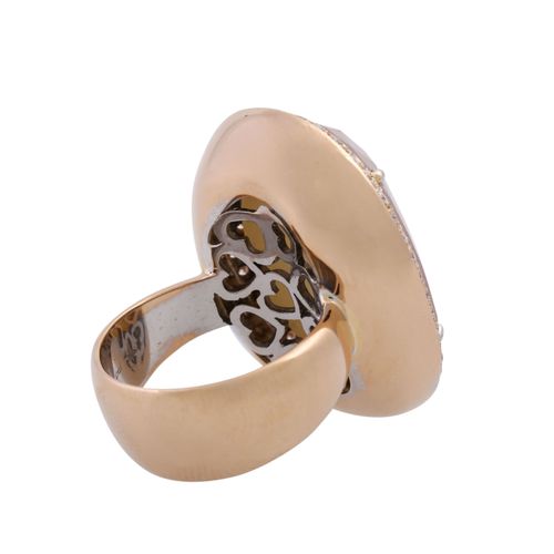 Ring mit oval facettiertem Quarz und Brillanten von zus. Ca. 1 ct, 镶嵌在珍珠母层上的椭圆形刻&hellip;