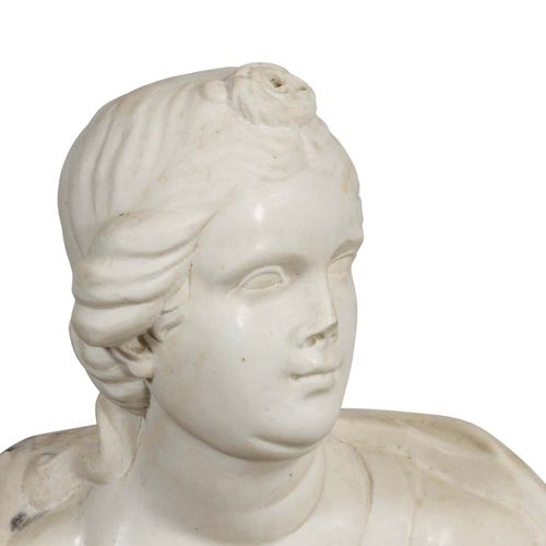 WEIBLICHE MARMORBÜSTE FEMALE MARBLE BUST 

Italy, 19th/20th century, white and b&hellip;
