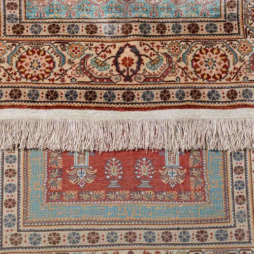 2 Orientteppiche aus Seide: 2 tappeti orientali in seta: 1.)TURCHIA, 122x83 cm, &hellip;