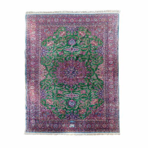 Orientteppich. IRAN, 580x390 cm. 东方地毯。伊朗，580x390厘米。独特的草绿色地面奖章地毯，中央有一个带有附属物的纪念性玫瑰&hellip;