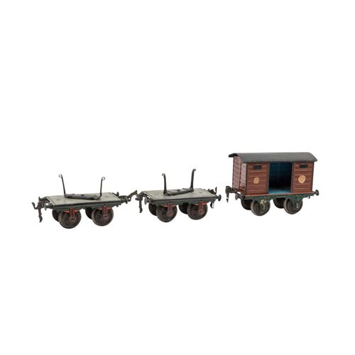 MÄRKLIN drei Güterwagen, Spur 1, vor 1924, MÄRKLIN三辆货运车，1号轨道，1924年以前，包括一辆带水平槽的有盖&hellip;