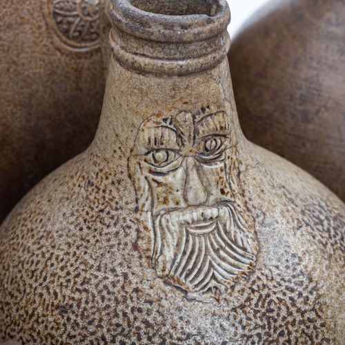 SAMMLUNG VON 7 BARTMANN-UND HENKELKRÜGEN 7个Bartmann和手柄壶的收藏品

18/19世纪，棕色盐釉的石器，高：1&hellip;