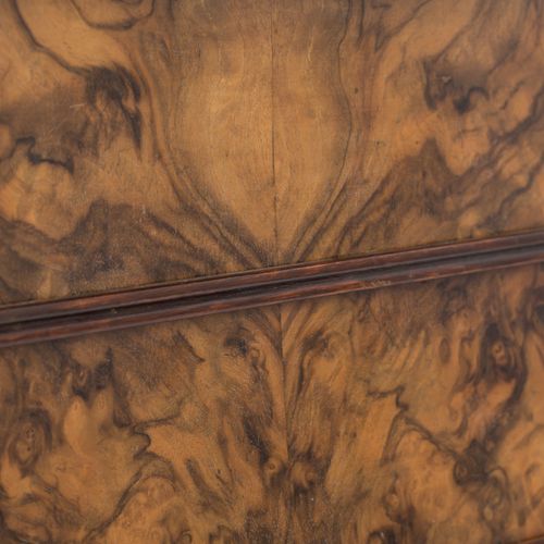 LOUIS PHILIPPE-KONSOLE 路易-菲利普控制台

19世纪中期，针叶树上的胡桃木，直体上的配套弧形顶部，两个墙面支撑，高x宽x深：有老化和磨损&hellip;