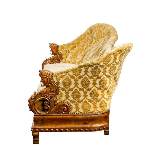 EXTRAVAGANTES MODELL EINER SITZBANK 奢侈的长椅模型

可能是意大利，约1880年，胡桃木饰面，有一个宽大的靠背，扶手上雕刻着&hellip;