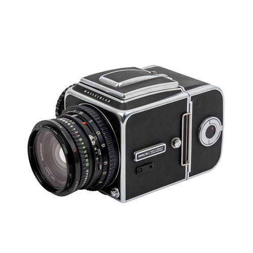 HASSELBLAD 500 C/M KAMERA, 哈斯布莱德500C/M相机。

1973年（外壳），1971年（杂志），镜头CARL ZEISS Plan&hellip;