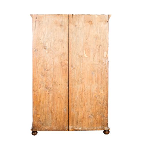 Barock-Schrank 巴罗克橱柜

黑森州，1760/1780，橡木，直的单门冠，悬垂的檐口，橱柜门上有异形的框架，围绕着大的褶皱板，高x宽x深：220&hellip;