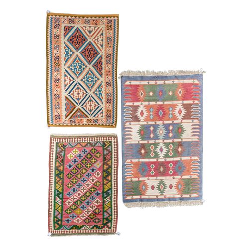 3 Kelims: 3件Kilims.Flat tapestry-woven carpets多色几何图案：145x100厘米（IRAN）/154x97厘米/18&hellip;