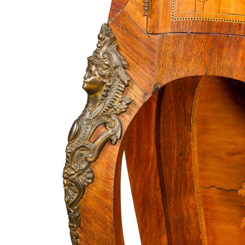 KABINETT IM LOUIS XVI-STIL 路易十六风格内阁

法国，约1900年，镀金安装和贴花，主体在一个波浪形的框架上，弯曲的腿由一个中间的架子&hellip;