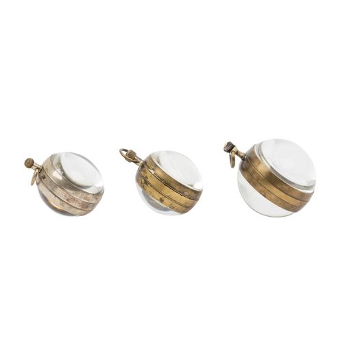 DREI KUGELUHREN U.A. DOXA UND OMEGA, 三只球表U.A. DOXA和OMEGA，20世纪上半叶，黄铜表壳，曾经镀过银，表盘和机&hellip;