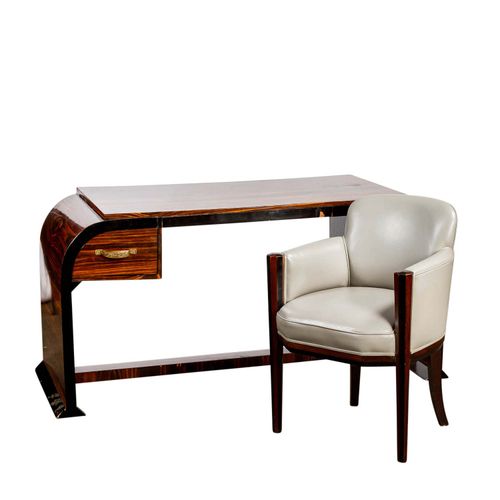 SCHREIBTISCH UND SESSEL IM ART DECO-STIL 装饰艺术风格的办公桌和扶手椅

法国，20世纪，雕塑般的书桌，有弯曲的侧面和两&hellip;