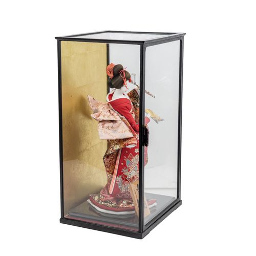 Modellpuppe 'Geisha', JAPAN, 20. Jh., 模型娃娃 "艺妓"，日本，20世纪，在玻璃箱中，高67厘米。