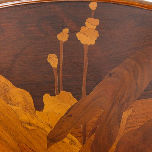 EMILE GALLÈ "Gueridon" 埃米尔-加勒 "Gueridon"

南希，约1900年，胡桃木异型和雕刻的三脚桌，两个三角形的托盘，弯曲的边缘镶&hellip;