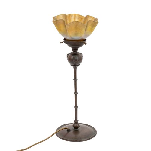 TIFFANY STUDIOS NEW YORK "Tischlampe" 约1905年，圆形底座，带风格化的柄，黄铜铜制，并经过抛光处理，底部标记："TIFF&hellip;