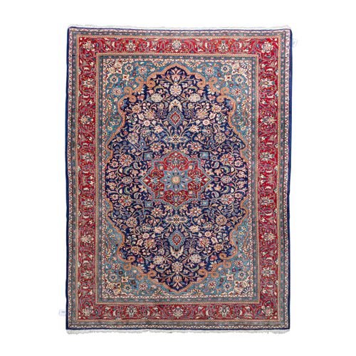 Orientteppich. ISFAHAN/PERSIEN, 199x128 cm. 东方地毯。伊斯法罕/波斯，199x128厘米，深蓝色镜面遍地花纹的勋章地&hellip;