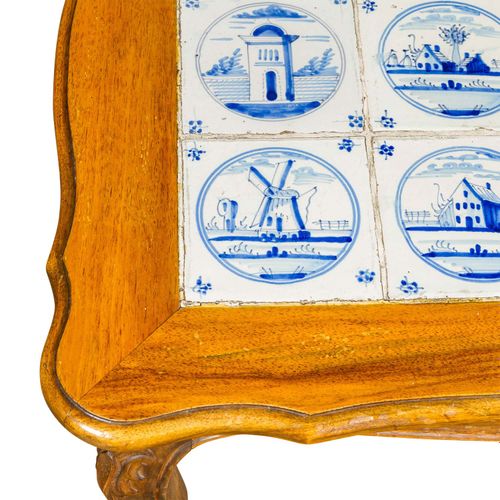 TISCH MIT DELFTER KACHELN 德尔夫特瓷砖桌

19/20世纪，胡桃木结构，桌面上有18块瓷砖，辉石瓷砖上有蓝色的房屋和海岸景观，高x宽x&hellip;