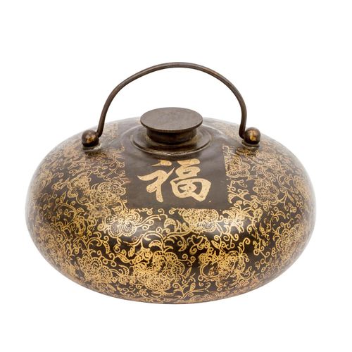 Wärmflasche aus Metall. CHINA. Bolsa de agua caliente de metal. CHINA. Decorado &hellip;