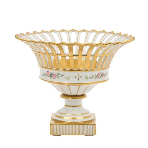 KPM Französicher Korb auf Fuß, 20. Jh. KPM 徒步的法国篮子，20世纪。白瓷，有丰富的黄金装饰，镂空的碗，在镜面上有精美&hellip;