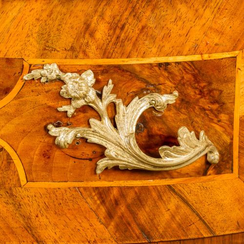 MÜNCHNER BAROCK-KOMMODE 慕尼黑巴洛克风格的抽屉柜

1740/1760，软木结构，浅胡桃木贴面，胡桃木根部贴面和带状镶嵌，三个抽屉，侧面&hellip;