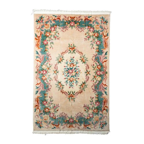 Teppich. CHINA, 282x182 cm. Chinese carpet, 282x182 cm. Beige medallion carpet w&hellip;