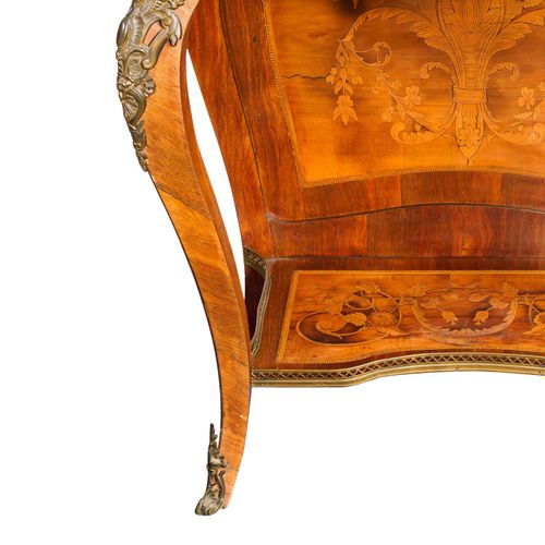 KABINETT IM LOUIS XVI-STIL 路易十六风格内阁

法国，约1900年，镀金安装和贴花，主体在一个波浪形的框架上，弯曲的腿由一个中间的架子&hellip;