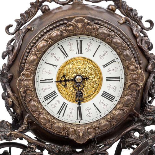 KAMINUHR IN KUTSCHENFORM, 马车式时钟，19世纪下半叶，青铜/黄铜，华丽的马车在一个黑色的石头底座上，在中央结构中，表壳上有表盘和弹簧驱&hellip;