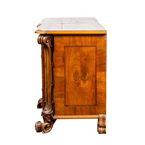ITALIENISCHE ANRICHTE SOGENANNTE CREDENZA 意大利餐具柜，即所谓的信物柜

威尼托，17/18世纪，针叶木上的胡桃木，李&hellip;