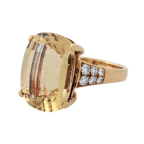 Ring mit schönem Goldberyll flankiert von 12 Brillanten Ring with gold beryll ca&hellip;