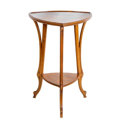 EMILE GALLÈ "Gueridon" 埃米尔-加勒 "Gueridon"

南希，约1900年，胡桃木异型和雕刻的三脚桌，两个三角形的托盘，弯曲的边缘镶&hellip;