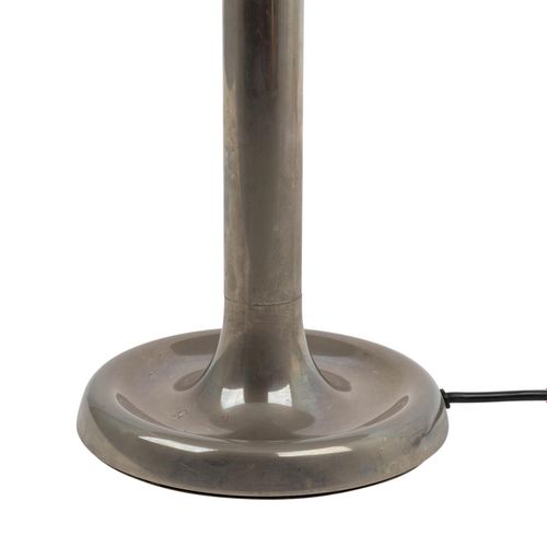 HILLEBRAND, EGON "Tischlampe" HILLEBRAND, EGON "台灯"。

70年代，镀铬金属底座和黑色灯罩，高：约52厘米。有&hellip;