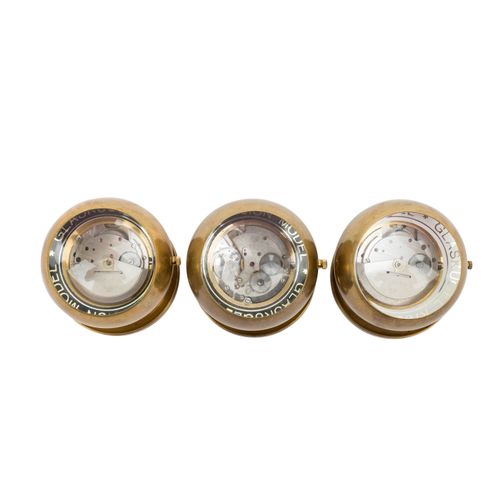 DREI KUGELUHREN GLASHÜTTE, GLASHÜTTE的三只球钟，20世纪下半叶，黄铜外壳，表盘和机芯上都刻有字，两侧都有放大镜。D：7厘米。&hellip;
