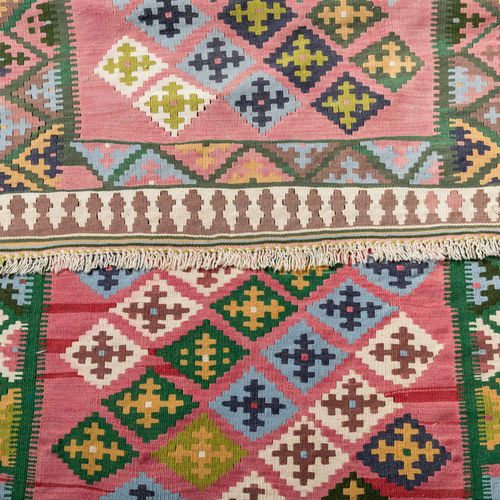 3 Kelims: 3件Kilims.Flat tapestry-woven carpets多色几何图案：145x100厘米（IRAN）/154x97厘米/18&hellip;