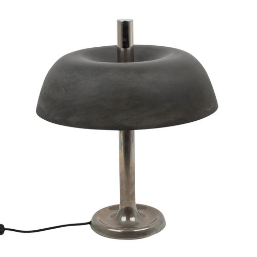 HILLEBRAND, EGON "Tischlampe" HILLEBRAND, EGON "台灯"。

70年代，镀铬金属底座和黑色灯罩，高：约52厘米。有&hellip;
