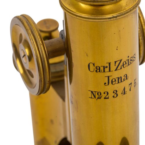 MIKROSKOP CARL ZEISS JENA (23475), 卡尔蔡司耶拿显微镜(23475)，大约在1895年，黄铜材质的显微镜，经皂化/发黑处理，有&hellip;