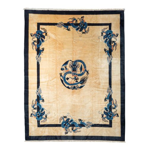 Peking Drachenteppich. 20. Jh. 400x300 cm. Peking dragon carpet. 20th century. 4&hellip;