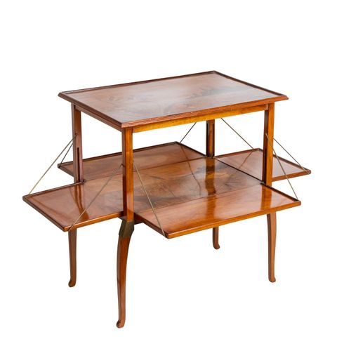 EMILLE GALLÈ "Beistelltisch" EMILLE GALLÈ "边桌"。

南希，约1900年，胡桃木，在四个支架上，桌面上有镶嵌的装饰，&hellip;