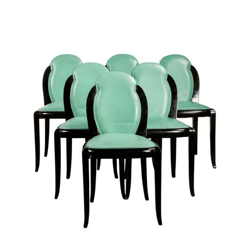 ART DECÒ-ESSTISCH UND STÜHLE 装饰艺术风格的餐桌和椅子

法国，约1930年，木质碳化，餐桌在基座上，下面有两个拱门，有轮廓的边缘，&hellip;